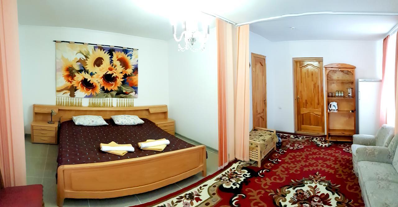 Perlyna Podillyа Hotel Szatanyiv Kültér fotó